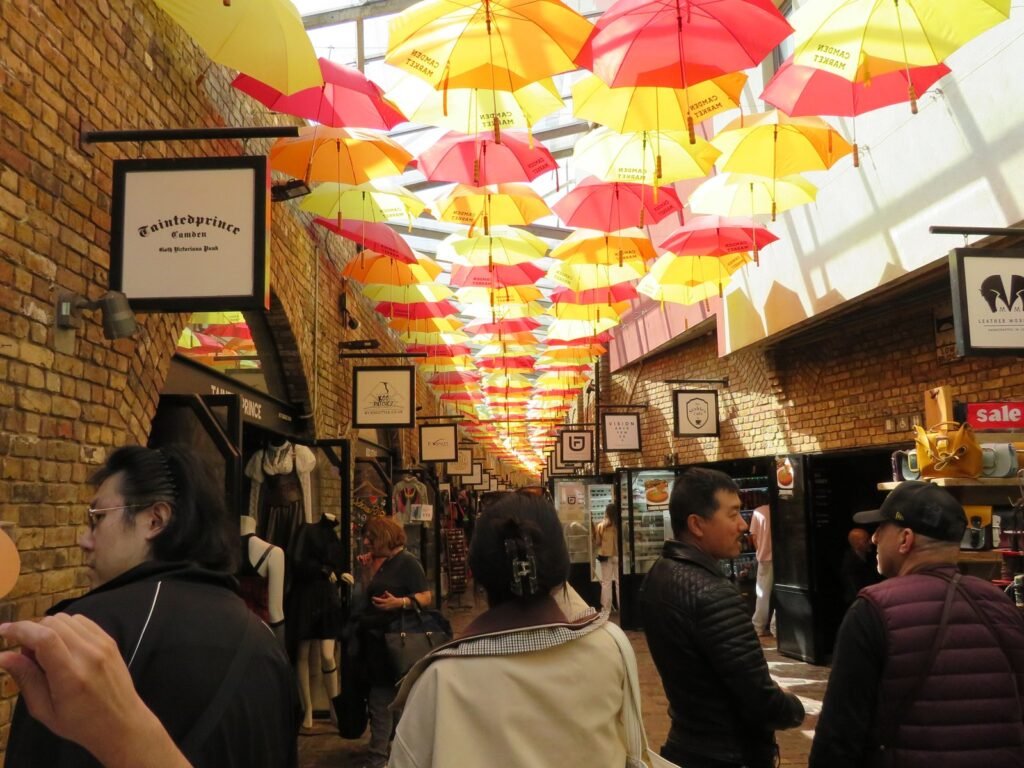 Corredor do Camden Market com guarda-chuvas coloridos no teto