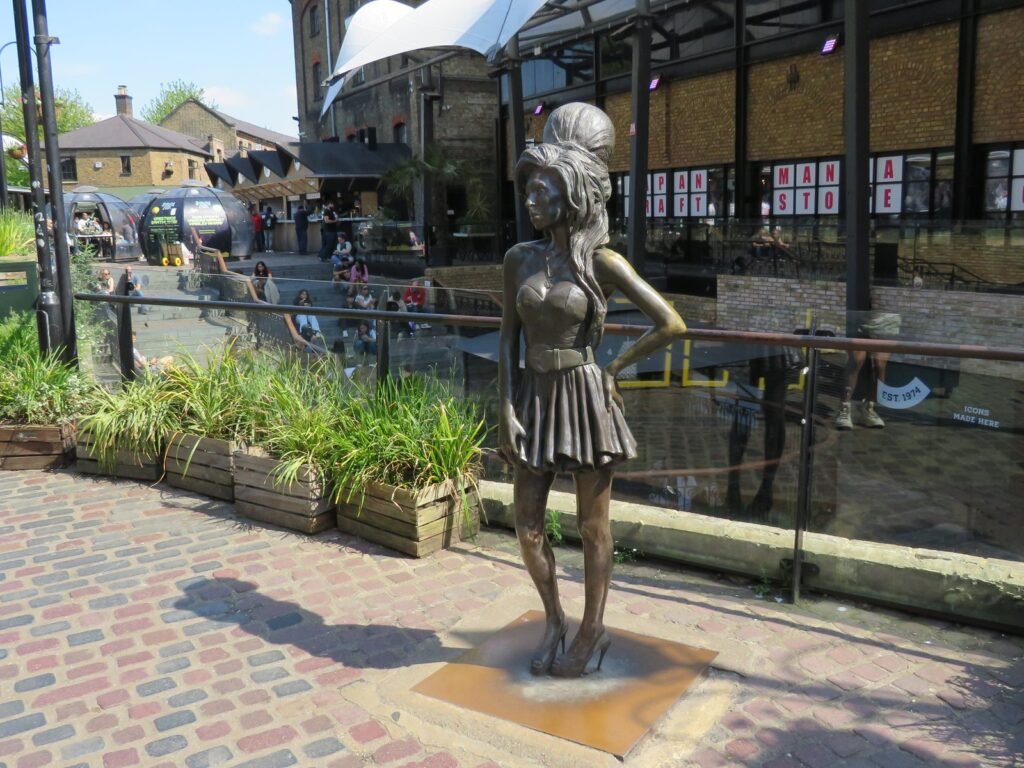Estátua de Amy Winehouse no Camden Market