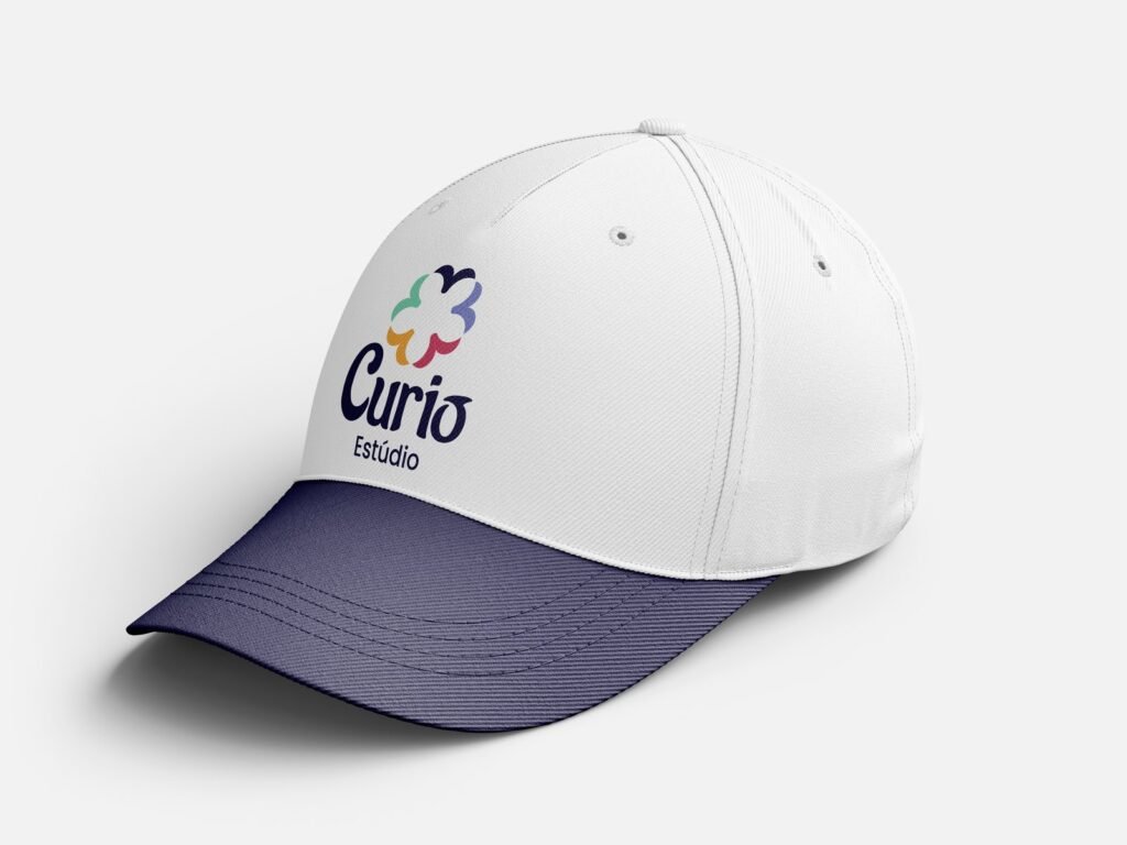 Boné com o logotipo bordado