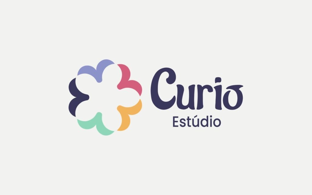 Logotipo horizontal do Curió Estúdio: símbolo colorido em forma de flor e o nome em roxo-escuro