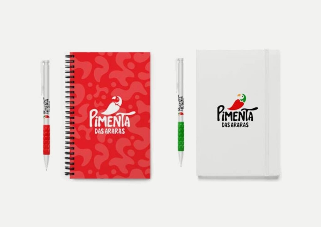 Cadernos e canetas com o padrão da marca