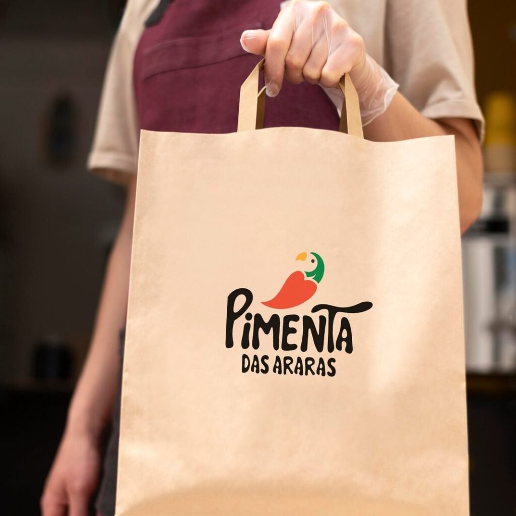 Sacola kraft com a marca