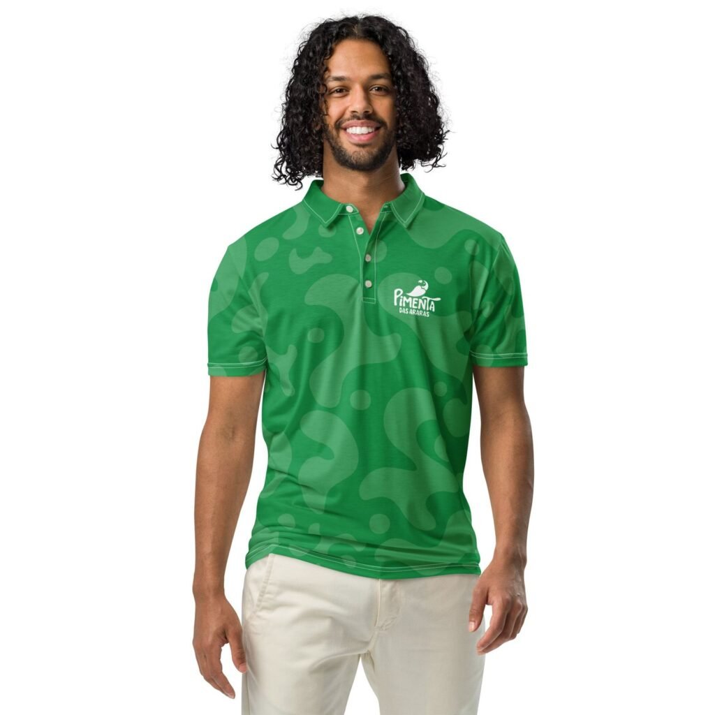 Camisa polo verde do uniforme com o padrão da marca