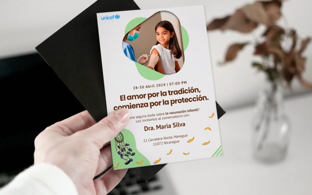 Convite da campanha de vacinação na mão de uma pessoa